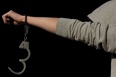 В Тольятти жалоба жителей на неадекватного соседа помогла полицейским накрыть наркопритон