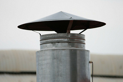 В Сызрани владелец кафе убрал трубу, которая дымила в окна многоквартирного дома