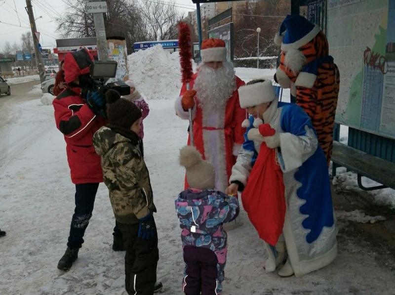 Жителей Тольятти на остановках общественного транспорта будут поздравлять Деды Морозы и Снегурочки