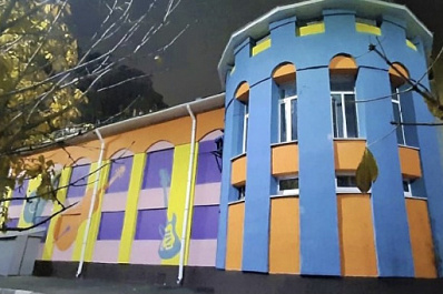 Фасад новокуйбышевской школы искусств разрисовали яркими красками