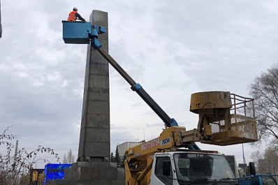 На улицах Самары после зимы моют памятники