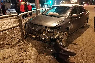 Неопытная автоледи на Королле протаранила металлическое ограждение в Самаре