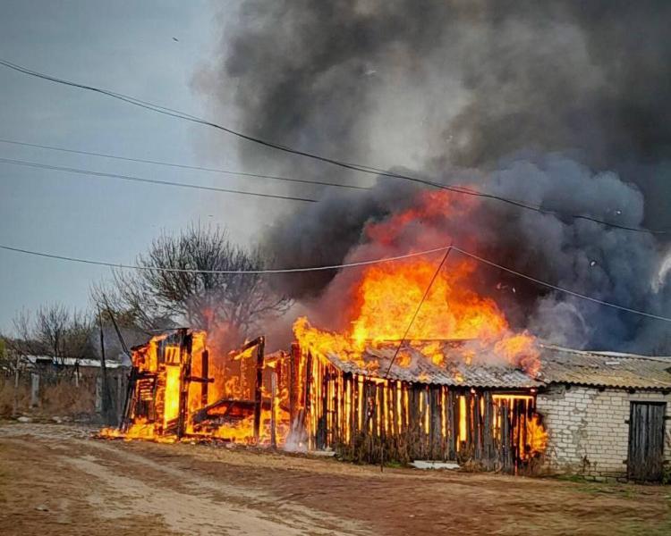 В Самарской области 18 октября вспыхнули надворные постройки на 200 "квадратах"