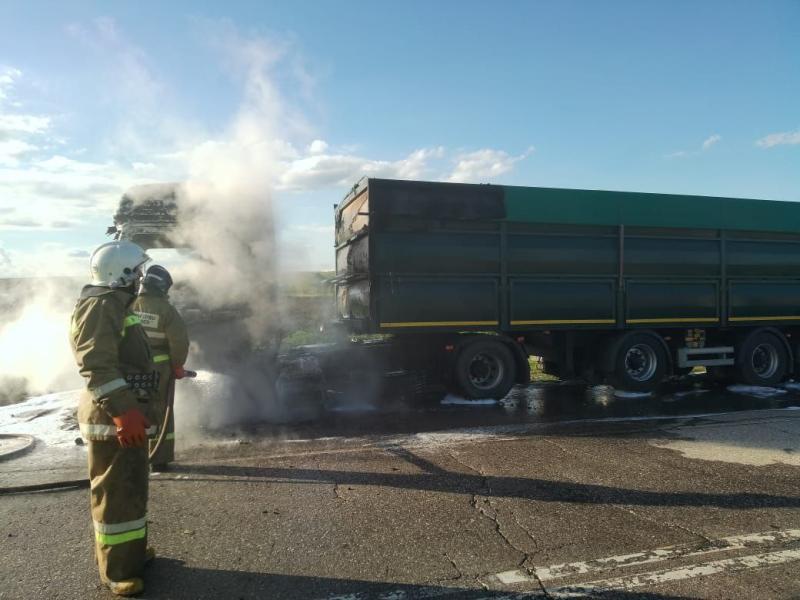В Самарской области 23 мая на трассе загорелся грузовик с зерном