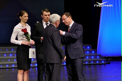 Дмитрий Азаров наградил почетных работников космической отрасли