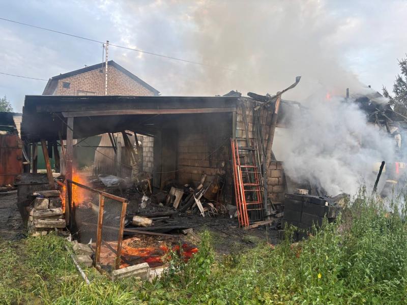 Утром 25 июля в Самарской области вспыхнул дачный дом