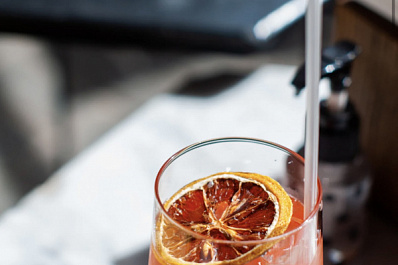 Психиатр-нарколог рассказал, чем опасен алкоголь в жару