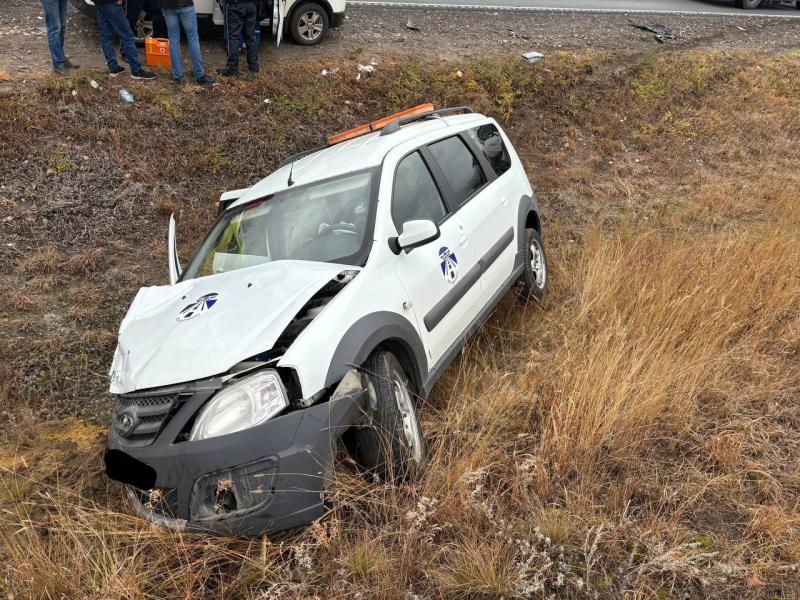 В Самарской области 13 октября три человека попали в больницу после ДТП с "Ларгусом" и "Вестой"
