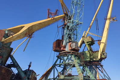 В самарском речном порту из-за падения строительного крана погиб человек