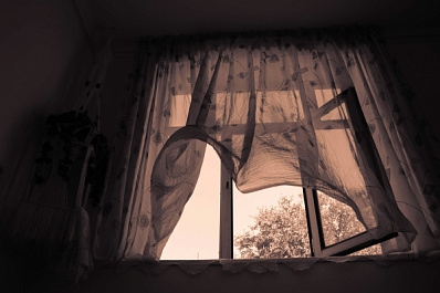 В ПФО мальчик выпал из окна четвертого этажа