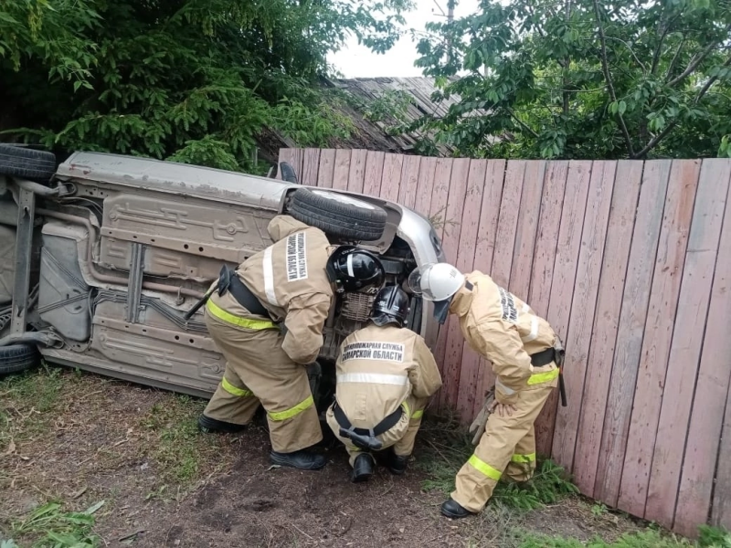 В Самарской области 17 июня иномарка перевернулась и влетела в забор дома