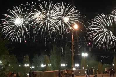 "Цветы" в небе: в Самаре прогремел праздничный салют в честь Дня Победы