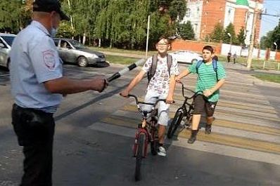 Самарским велосипедистам напомнили, как пересекать дорогу по пешеходному переходу.