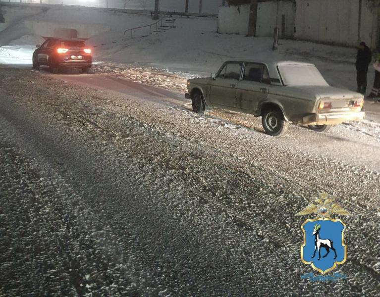 В Сызрани после столкновения иномарки и "шестерки" пострадала женщина 