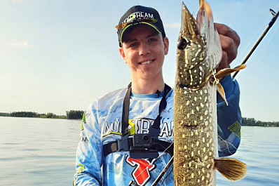 Она была просто бешеной: самарский рыбак не стал вылавливать огромную щуку