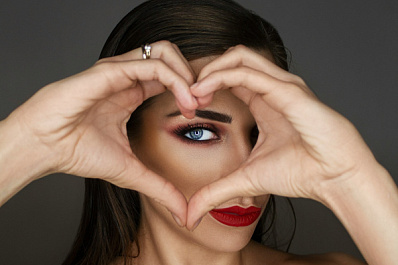 Очищение, увлажнение и массаж: эксперт рассказал, как добиться сияния кожи к Новому году