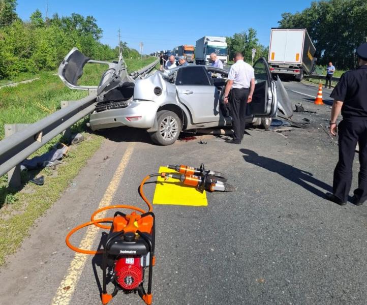 В Сызранском районе при столкновении легковушки и грузовика погибли три человека