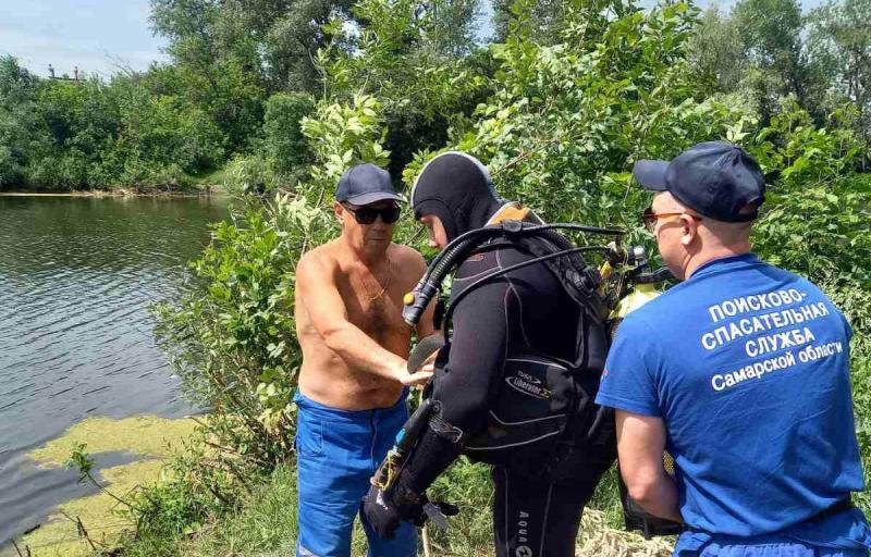 В Самарской области водолазы достали со дна реки труп мужчины