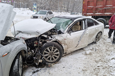 В Самаре женщина на Audi A6 отбросила грузовик на жилой дом, а сама влетела в Ford Mondeo