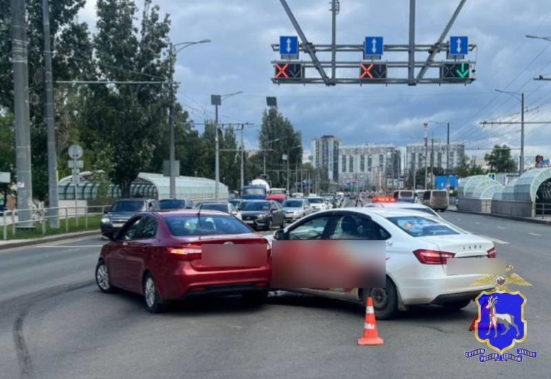 В Самаре на Московском шоссе иномарка врезалась в автомобиль такси