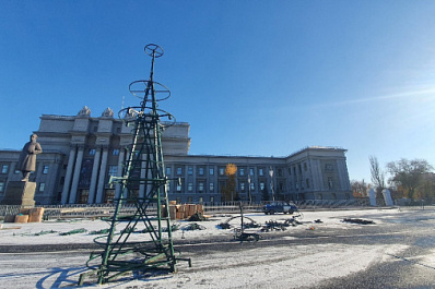 В Самаре на площади Куйбышева начали устанавливать новогодние елки