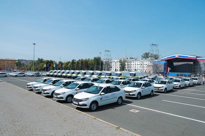 Вячеслав Федорищев передал главврачам больниц региона 106 автомобилей неотложной медпомощи