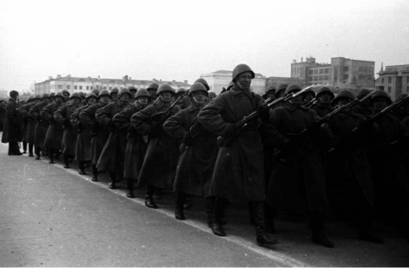 Самарский архив опубликовал фотографии парада в Куйбышеве 7 ноября 1941 года