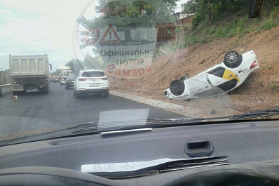 Такси в Самаре перевернулось на крышу после столкновения с КамАЗом