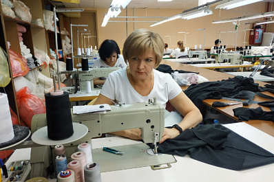 Швеи-волонтеры из Тольятти готовят очередную партию теплой одежды для участников СВО