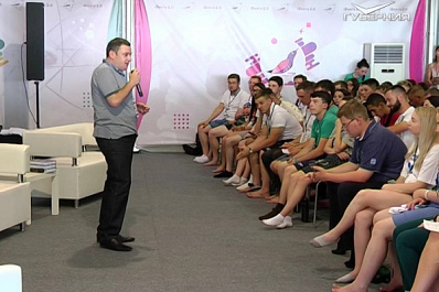 Участники молодежного форума “iВолга” пообщались с депутатом Госдумы Александром Хинштейном