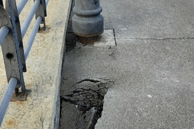 В Тольятти на набережной в Комсомольском районе появились провалы в асфальте