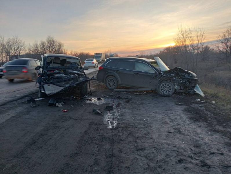 В Самарской области на трассе лоб в лоб столкнулись две легковушки