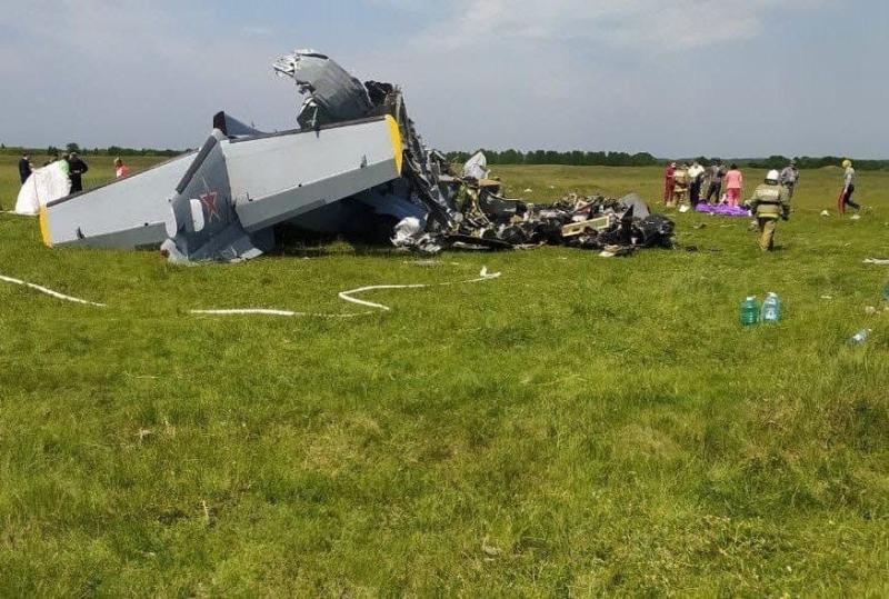 В Кузбассе четыре человека погибли при крушении самолета с парашютистами на борту