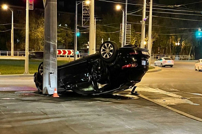 В Самаре иномарка опрокинулась на кольце ул. Луначарского