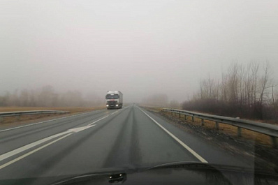 Туман и гололед: ГИБДД просит участников движения быть осторожными на дорогах