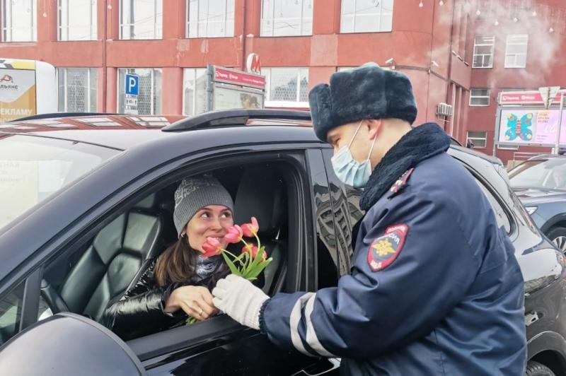 Женщины водят аккуратнее мужчин: в Новосибирске инспекторы ГИБДД поздравили автоледи с 8 Марта 