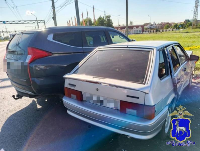 В Самарской области LADA Kalina на автомагистрали врезалась в "отбойник"