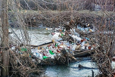 Стихийная плотина из мусора перегородила в Сызрани русло реки