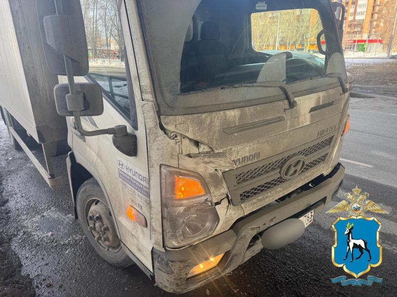 В Тольятти экскаватор проехал на красный и врезался в "Гранту"