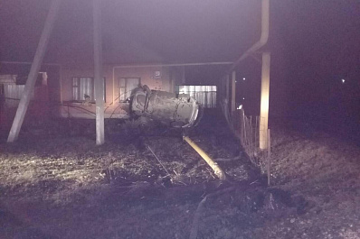 Лада Гранта в Нижнем Санчелеево снесла трубу и врезалась в дом