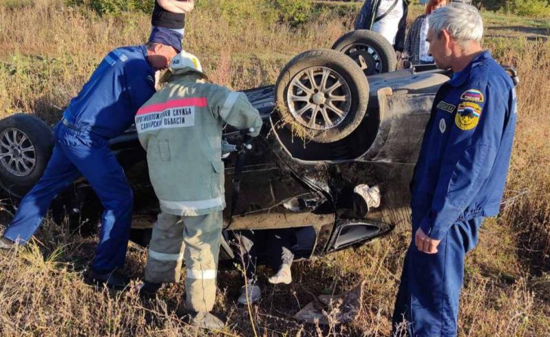 В Самарской области LADA Granta вылетела с трассы и перевернулась на крышу