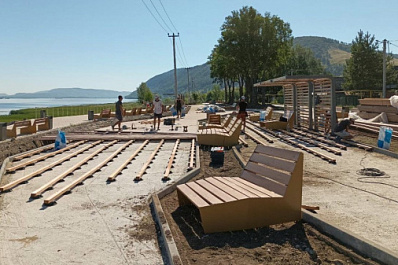 В Ширяеве на набережной смонтировали настилы из лиственницы