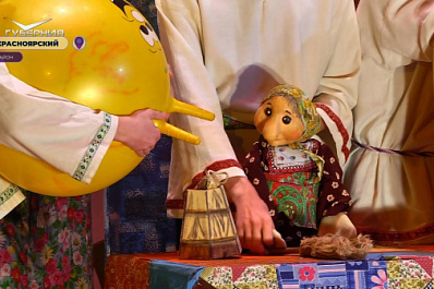 "Театр на колёсах": самодеятельный театр кукол приехал в гости к юным зрителям Красноярского района