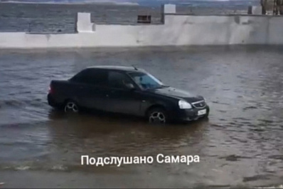 В Самаре берег Волги уходит под воду вместе со зданиями и машинами