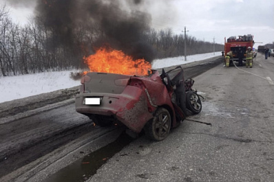 В Самарской области на трассе Mitsubishi влетела в КамАЗ, погибли три человека