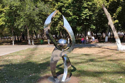 В Самаре установили космическую скульптуру "Бесконечность" в парке Гагарина