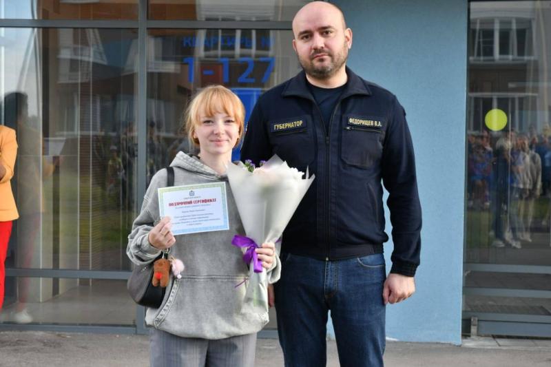 Самарский губернатор передал детям-сиротам ключи от новых квартир в Южном городе