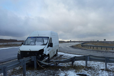 Под Самарой невнимательный водитель грузовика отправил "газель" в отбойник