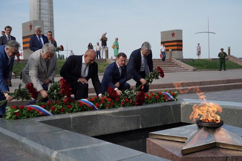Губернатор Дмитрий Азаров и Герой РФ Александр Карелин возложили цветы к Вечному огню в годовщину победы советских войск в Курской битве