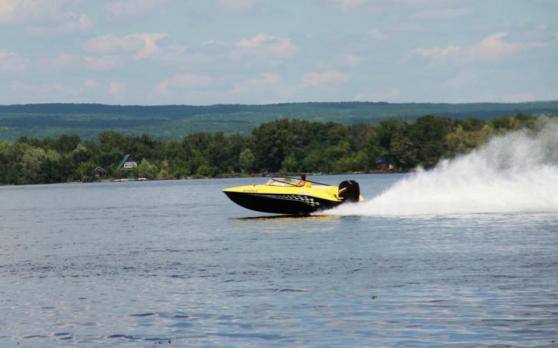 Видели, как мчится на большой скорости: стали известны новые подробности о крушении катера диджеев на Волге
